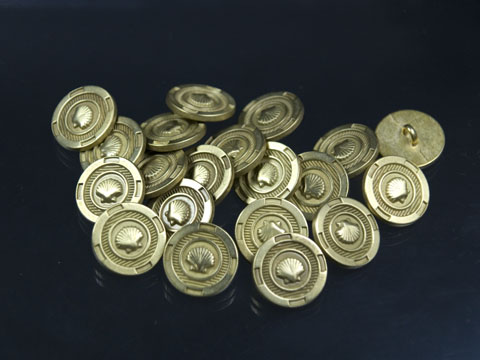 Messingfarbener maritimer Metall Knopf mit Muschel