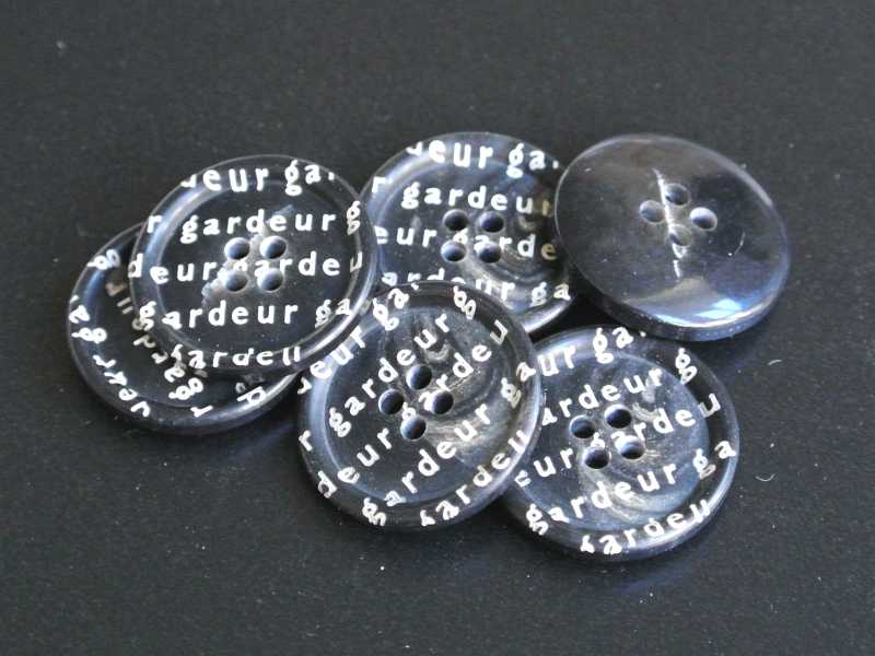 Modischer brauner Designer Knopf mit Buchstaben
