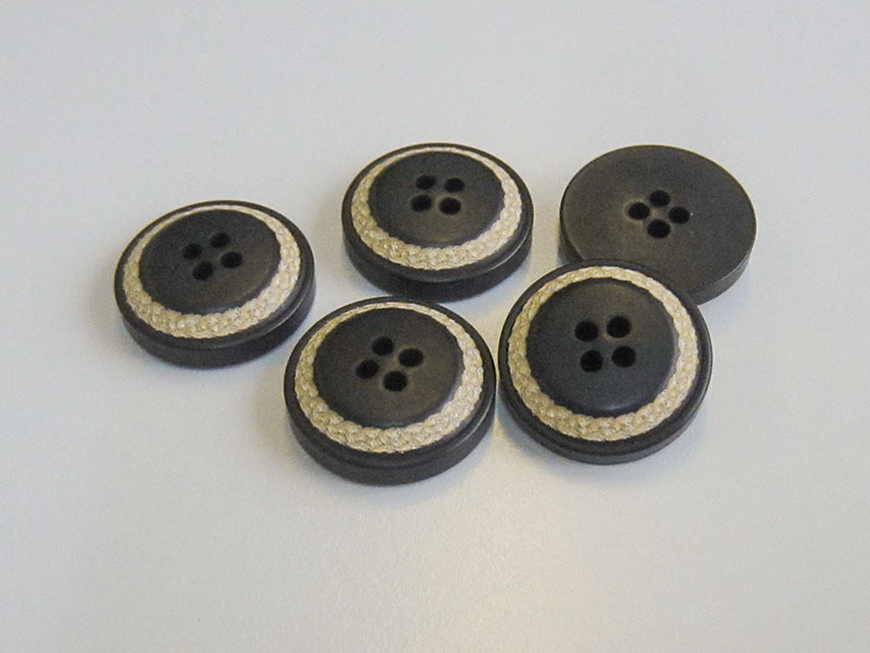 www.knopfparadies.de - 5094sc - Schwarze Vierlochknöpfe mit abgesetztem Rand