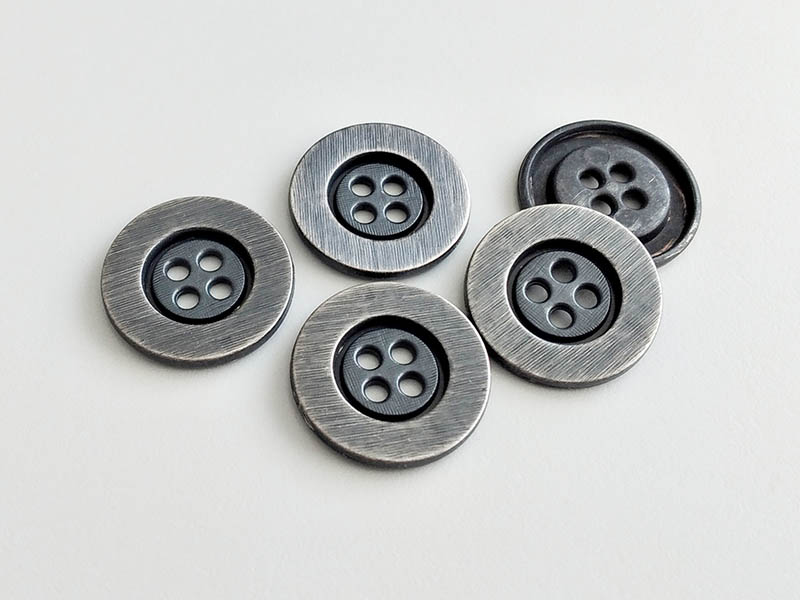 www.knopfparadies.de - 6420as - Altsilberfarbene Metallknöpfe mit vier Löchern und breitem Rand