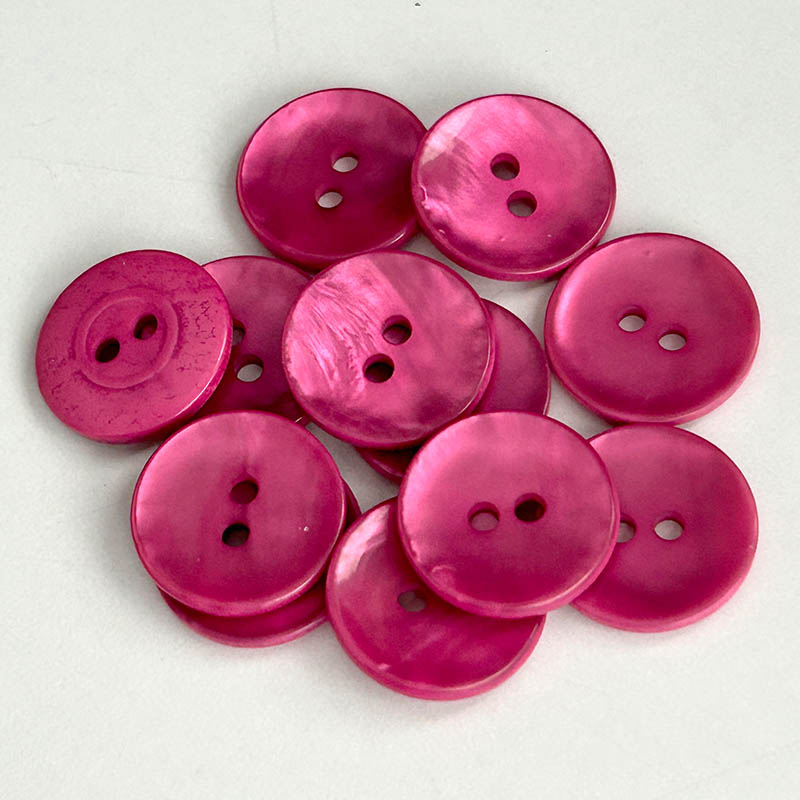 Pinkfarbene Kunststoffknöpfe in Perlmuttoptik