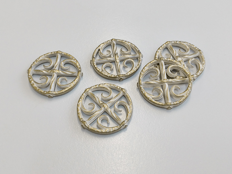 www.knopfparadies.de - 6064ms - Hell messingfarbene Zierteile aus Metall