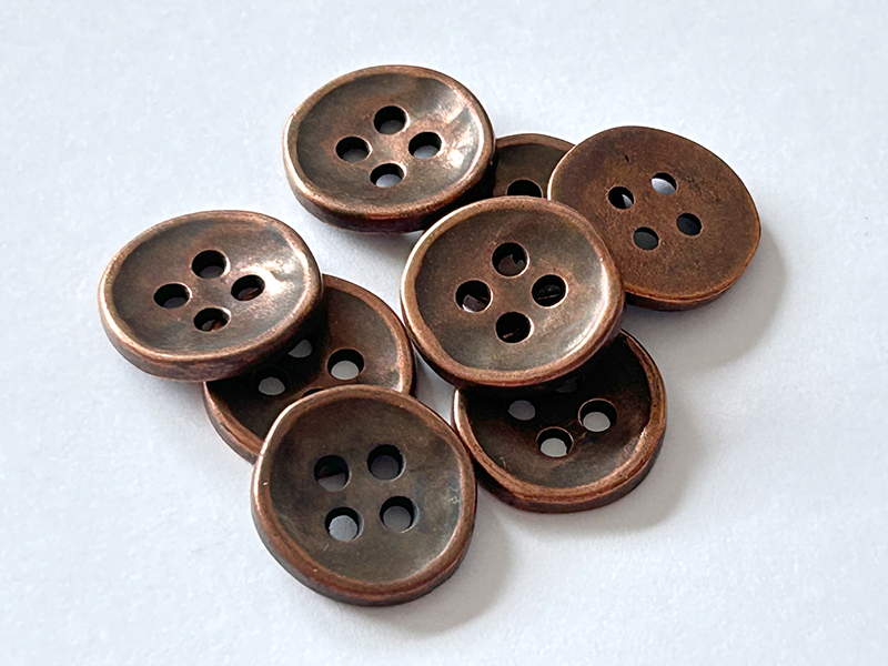 Schlichter Metallknopf in antiker Kupfer-Optik