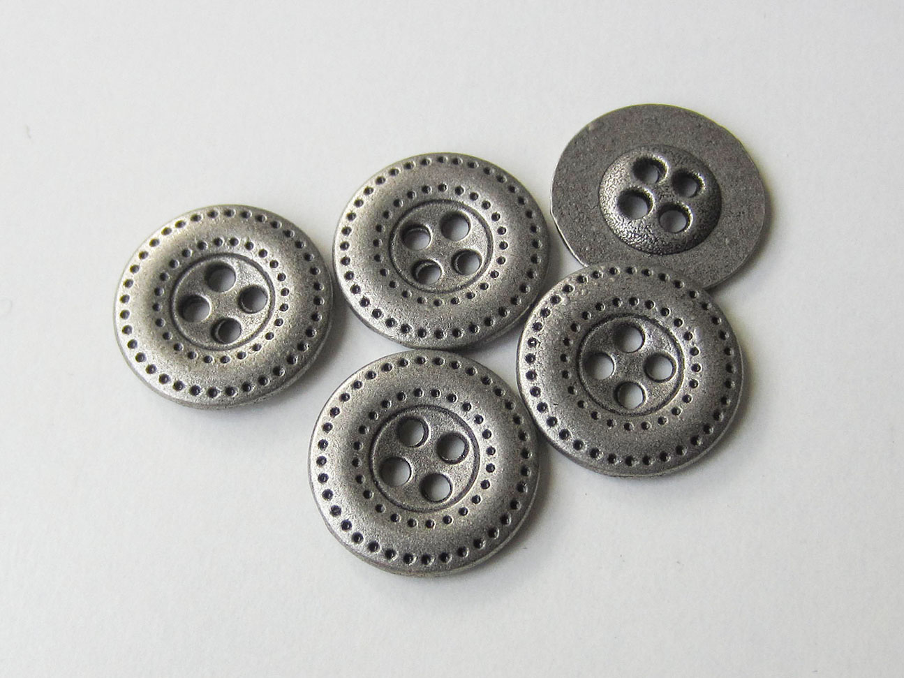 Attraktiver Vierloch Metall Knopf mit Loch Muster