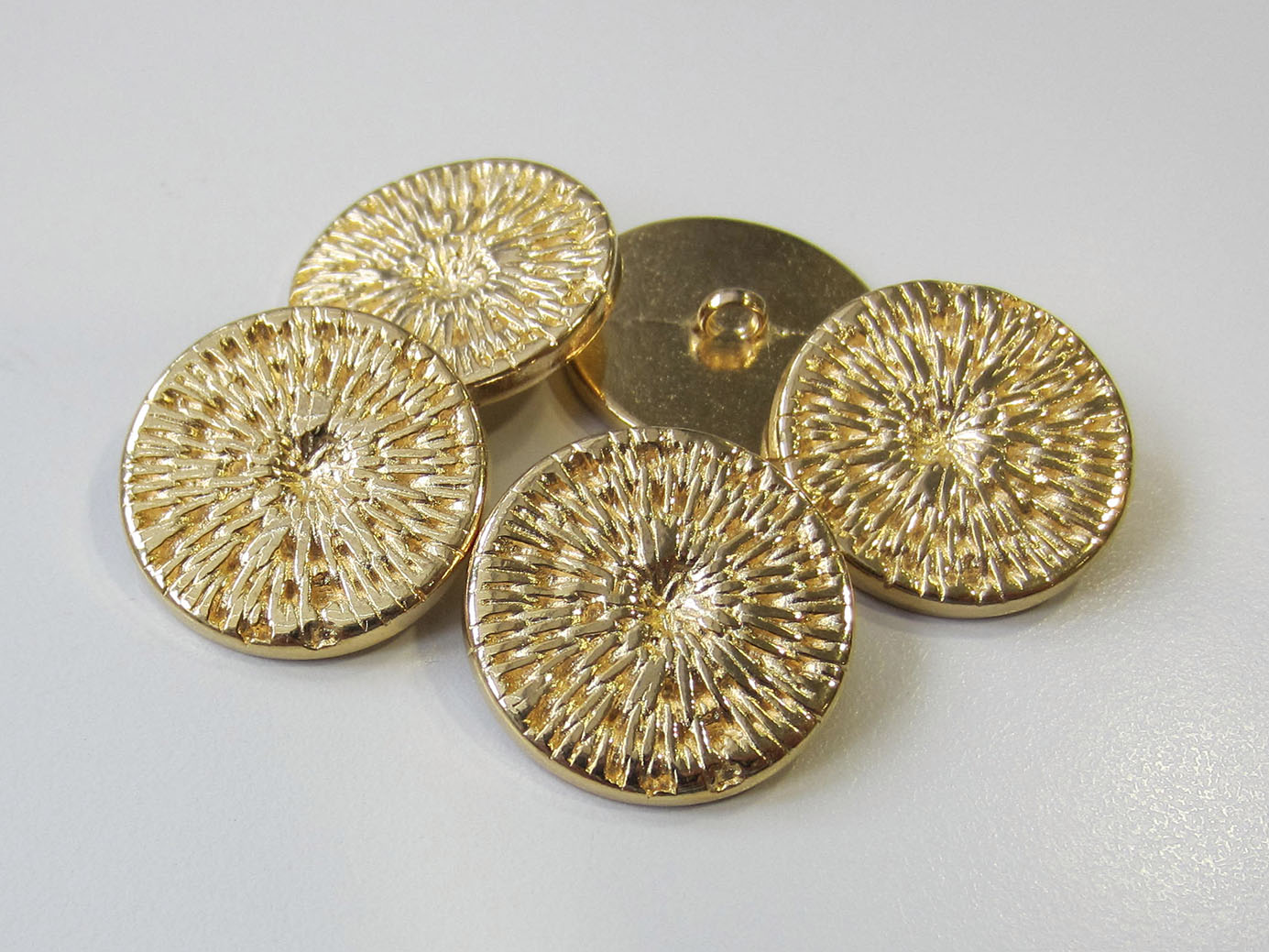 Glänzend goldfb. Metall Knopf mit Web Muster