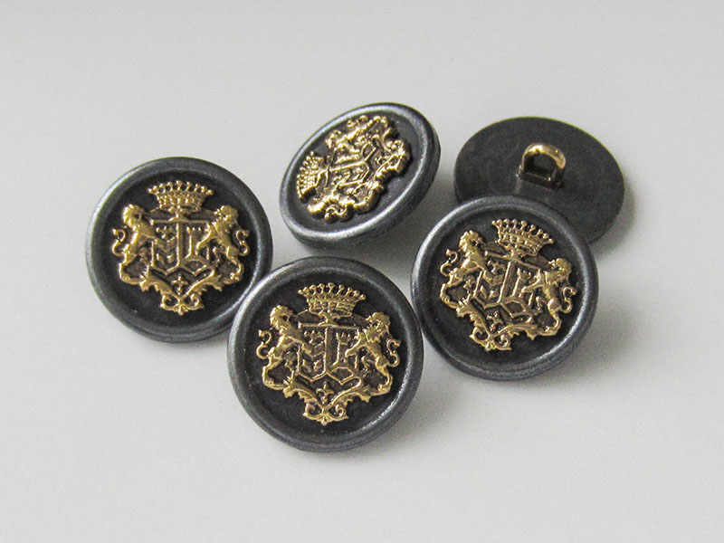 www.knopfparadies.de - 3135ei - Eisenfarbene Metallknöpfe mit altgoldfarbenem Motiv