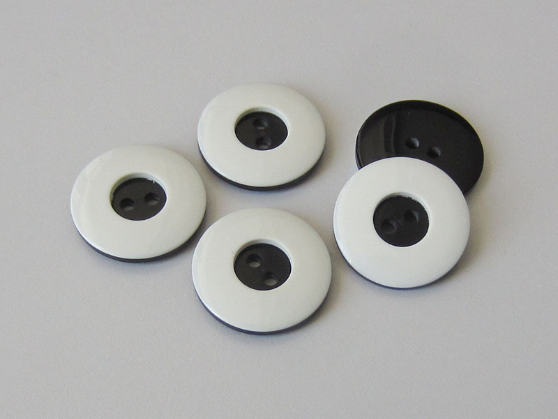 www.Knopfparadies.de - 4416ws - Edle weiß schwarze Zweiloch Kunststoffknöpfe