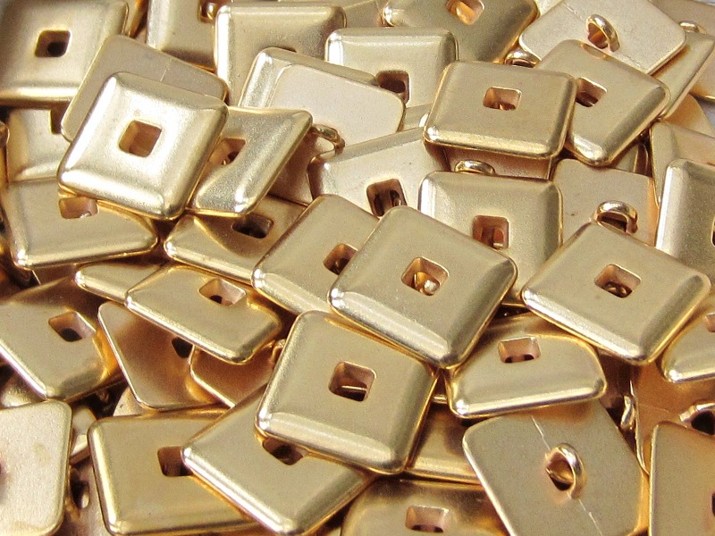 Quadratischer Metall Knopf mit Durchbruch