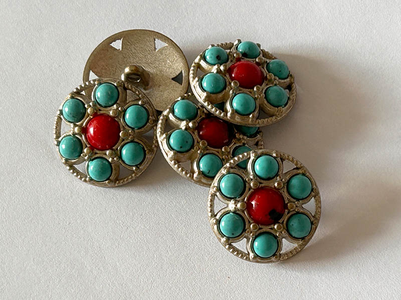 Schmuckknöpfe mit leuchtendem Korallen-Cabochon und sechs Türkis-Steinen in floralem Design
