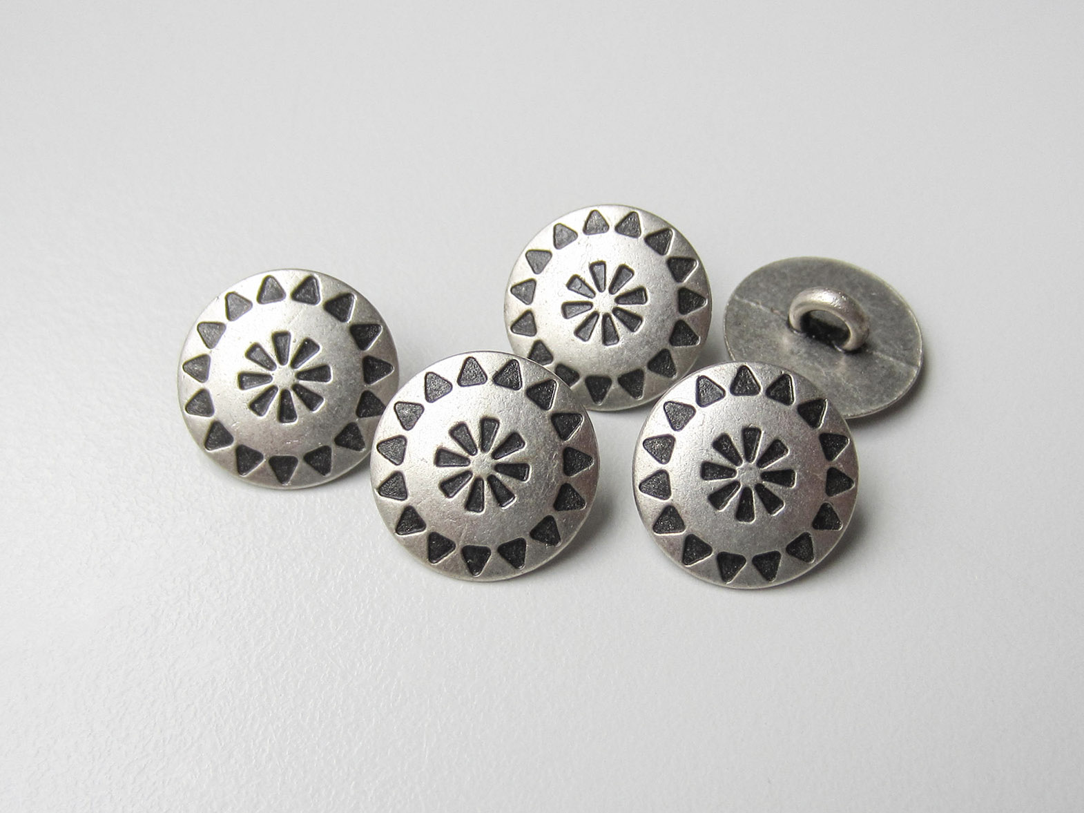 Hübscher kleiner Ösen Metall Knopf mit Ethno Muster