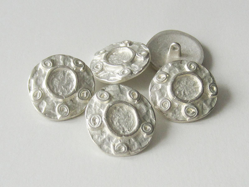 www.Knopfparadies.de - 0896sw - Originelle Metallknöpfe in Silber wie aus dem Mittelalter