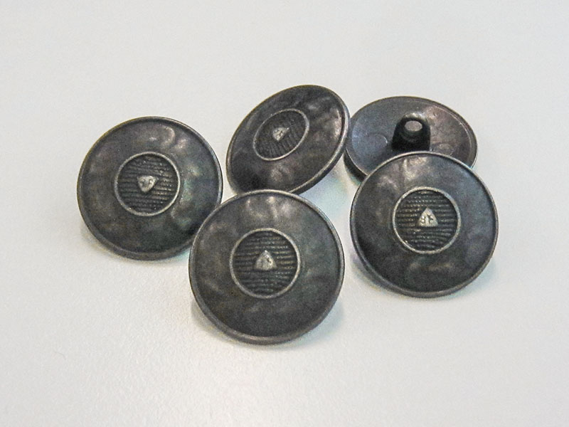 Eisenfb. Metall Knopf wie aus Mittelalter o. Antike