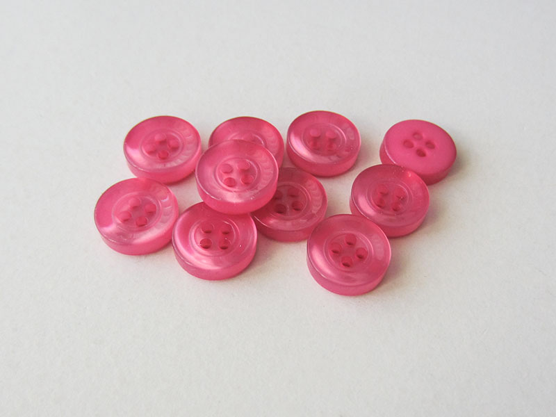 Kleiner Vierloch Kunststoff Knopf in Rosa bis Pink
