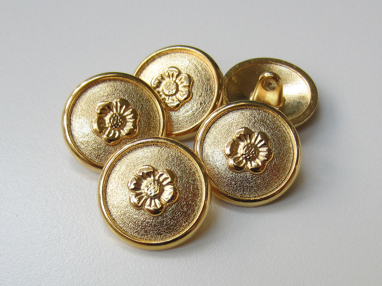 Gewölbter goldfarbene Ösen Metall Knopf mit Blümchen