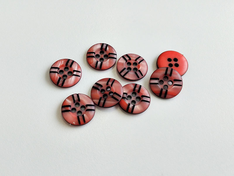 www.knopfparadies.de - 4386ko - Rot und grau schimmernde Blusenknöpfe mit vier Löchern