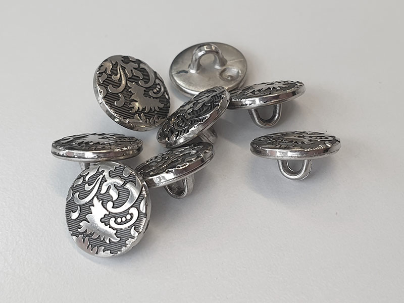 Knöpfe altsilberfarben aus Kunststoff mit Ornamentprägung, 13mm, Öse