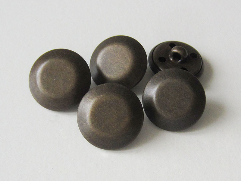 www.Knopfparadies.de - 2042am - Leichte altmessingfarbene Metallblechknöpfe in besonderer Form