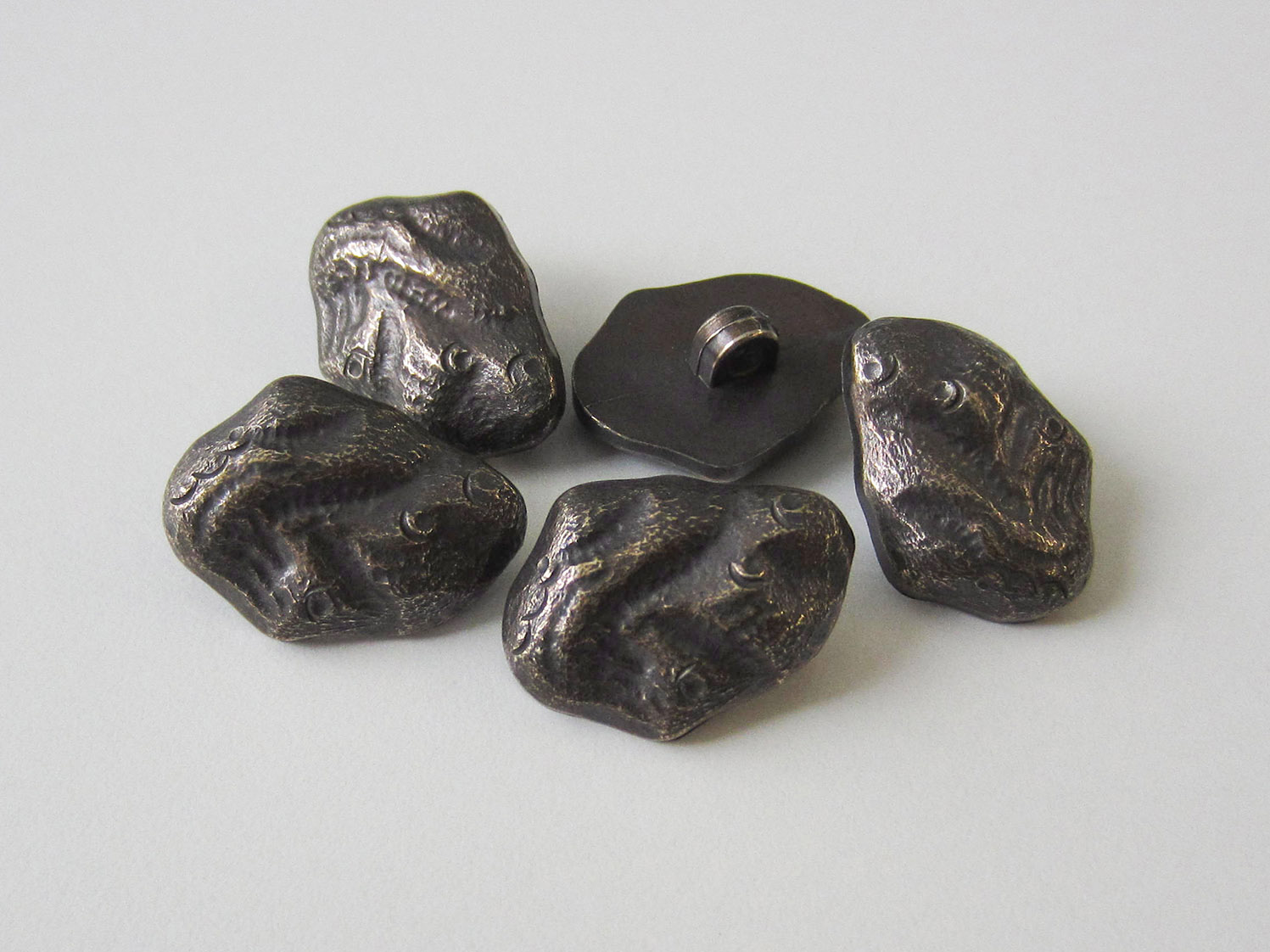 Steinförmiger Knopf aus Kunststoff in Altmessingfarben