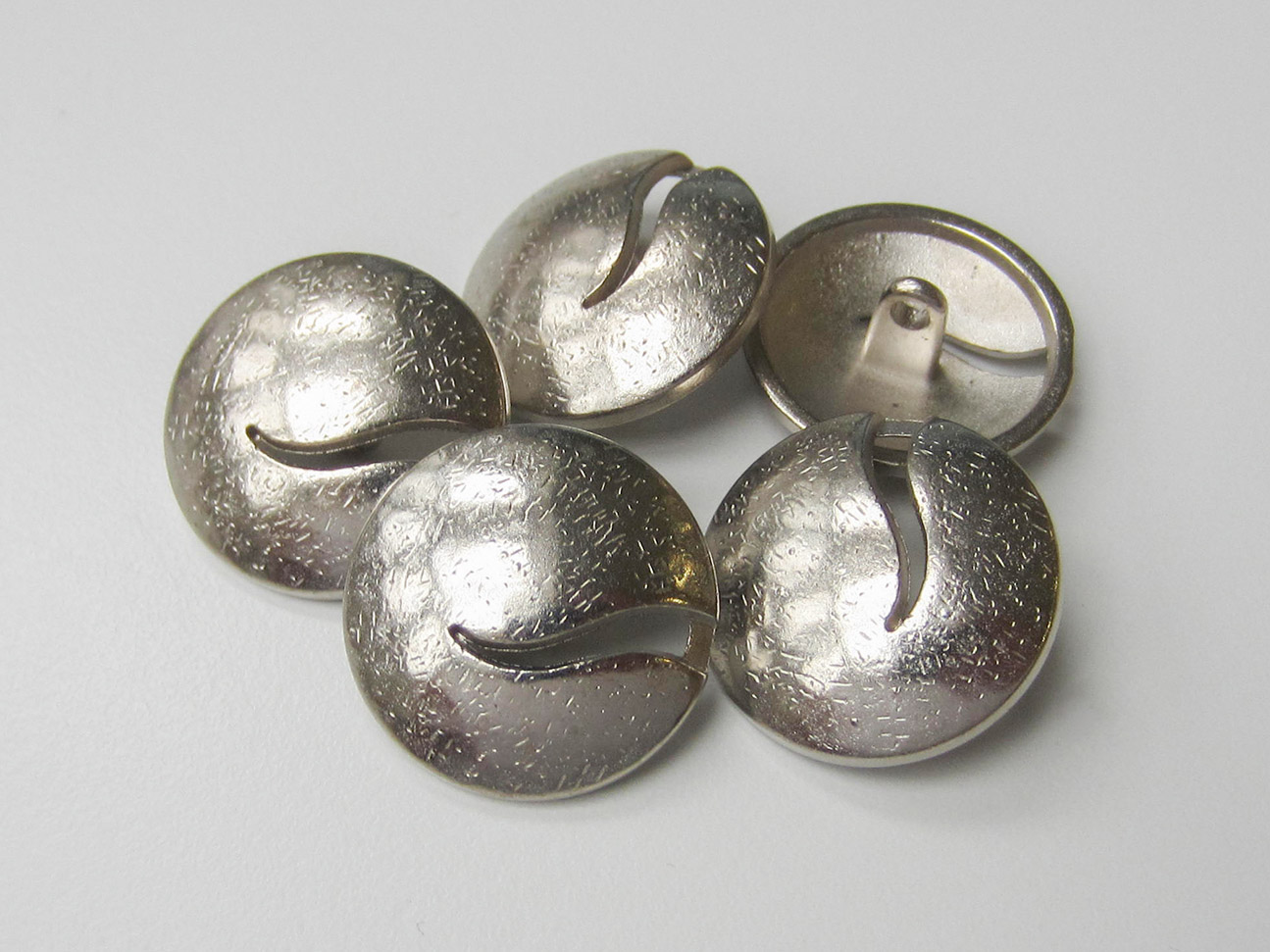 Extravaganter Metall Knopf in matt Silberfarben in modernem Design