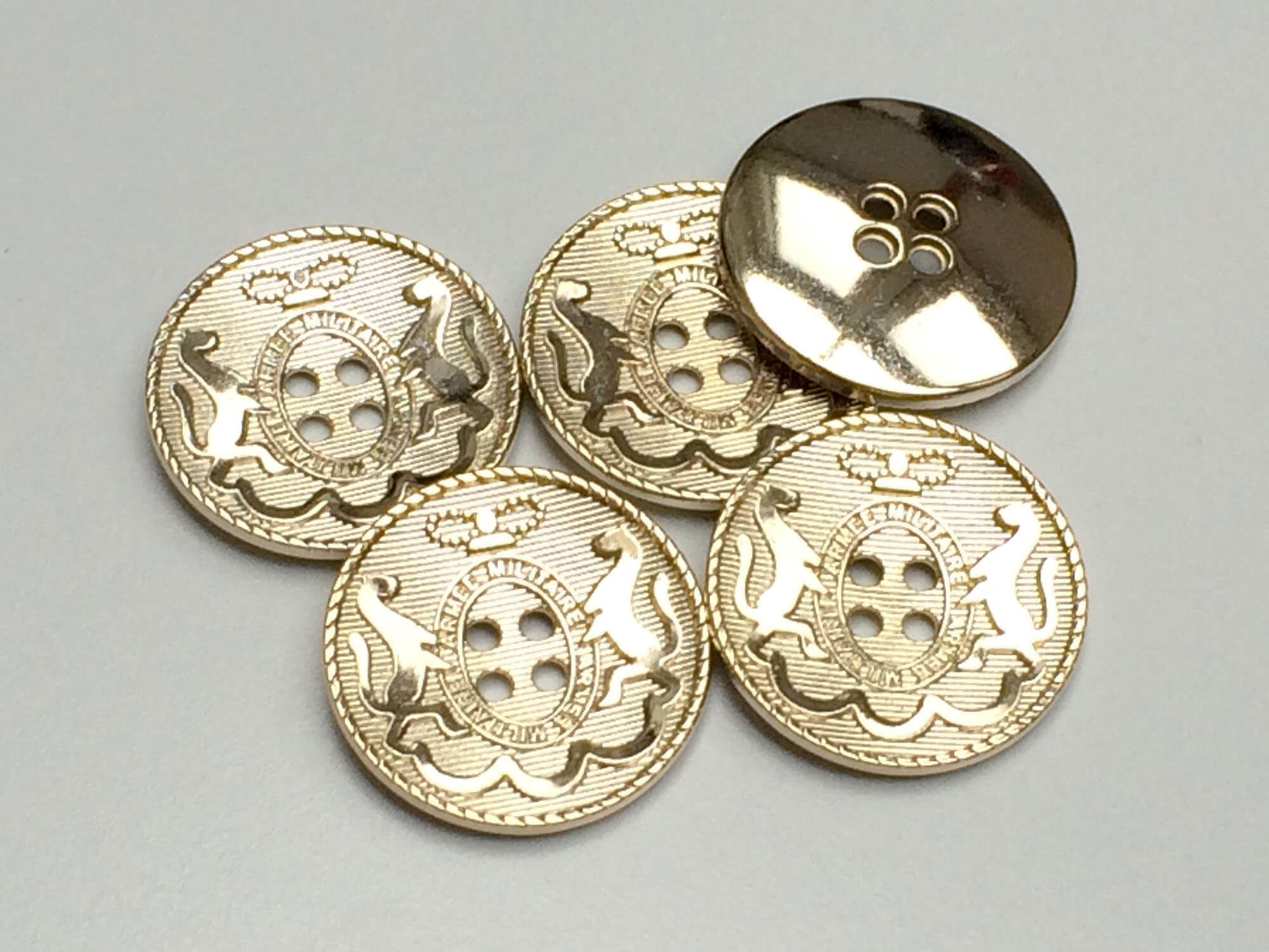 Eleganter Vierloch Wappen Metall Knopf mit Pferden