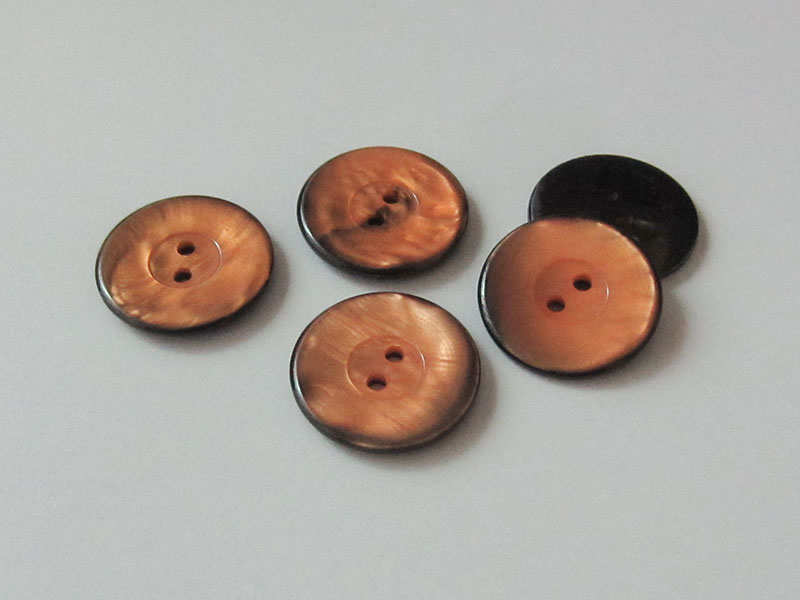 www.knopfparadies.de - 3334os - Orange-schwarz eingefärbte Kunststoffknöpfe mit zwei Löchern