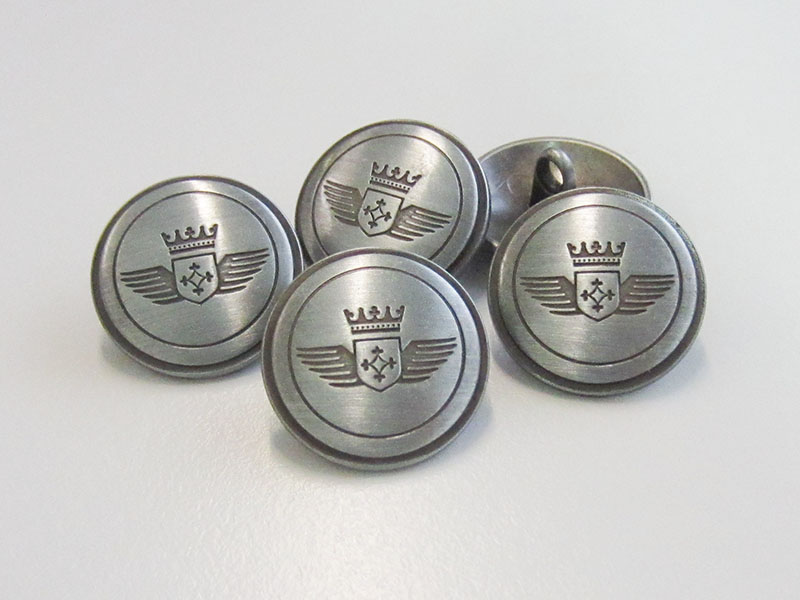 Hochwertiger altsilberfarbener Metallknopf mit heraldischem Emblem