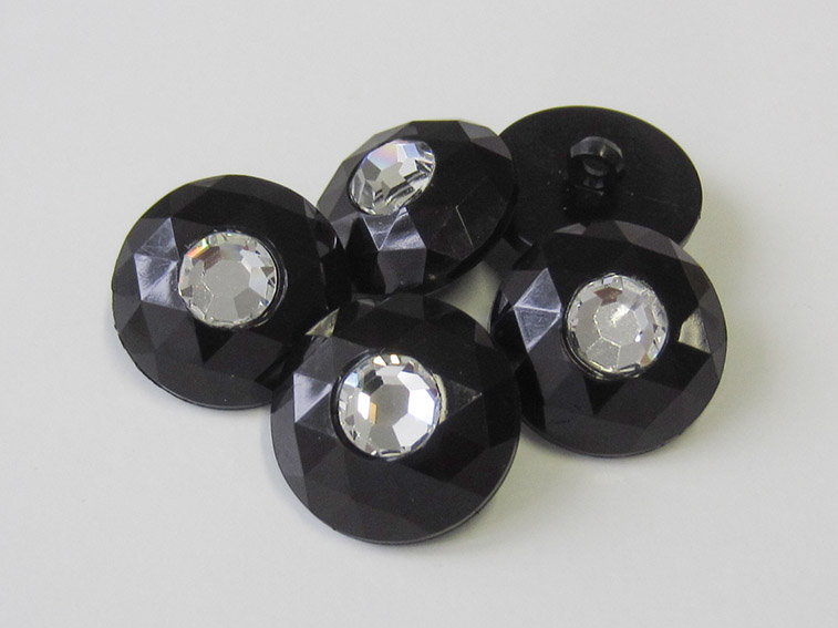 Eleganter facettierter Ösen Knopf mit Schmuck Stein