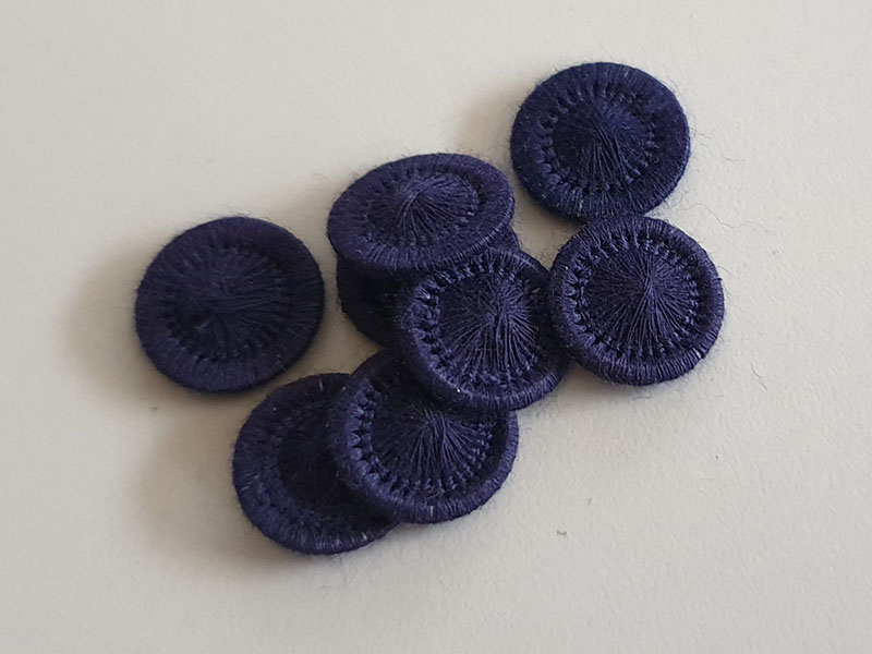www.knopfparadies.de - 6413vi - Zwirnknöpfe, eingefärbt in dunklem Blau / Violett