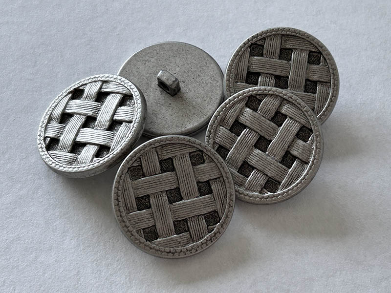 Kunststoffknöpfe mit detailreichem Korbgeflecht-Design und antikem Finish