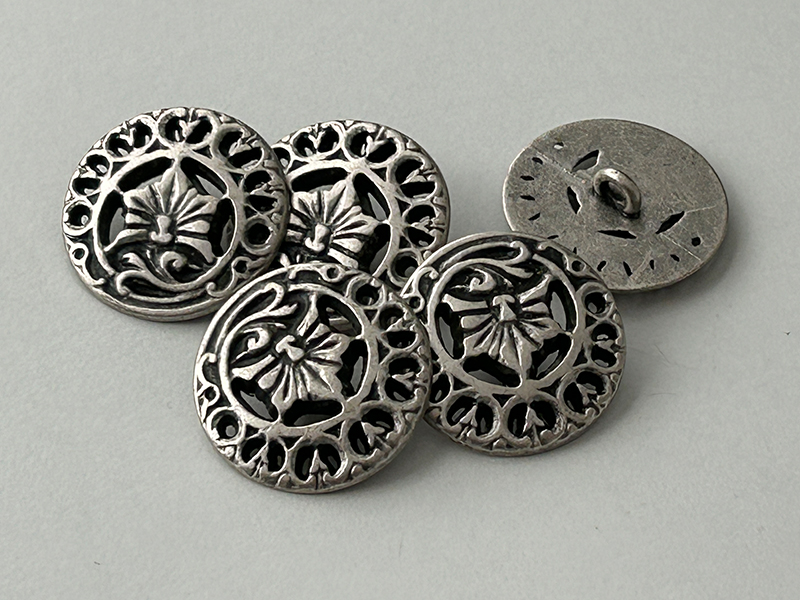 Altsilberfarbene Metallknöpfe mit Durchbruchmuster