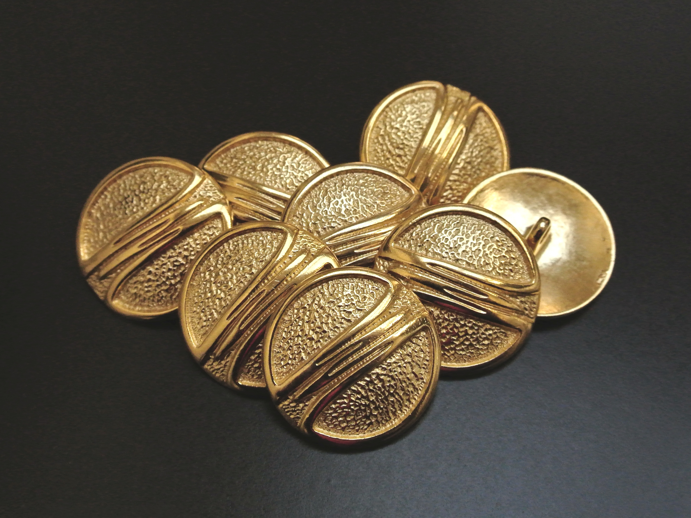 Interessanter goldfarbener Designerknopf