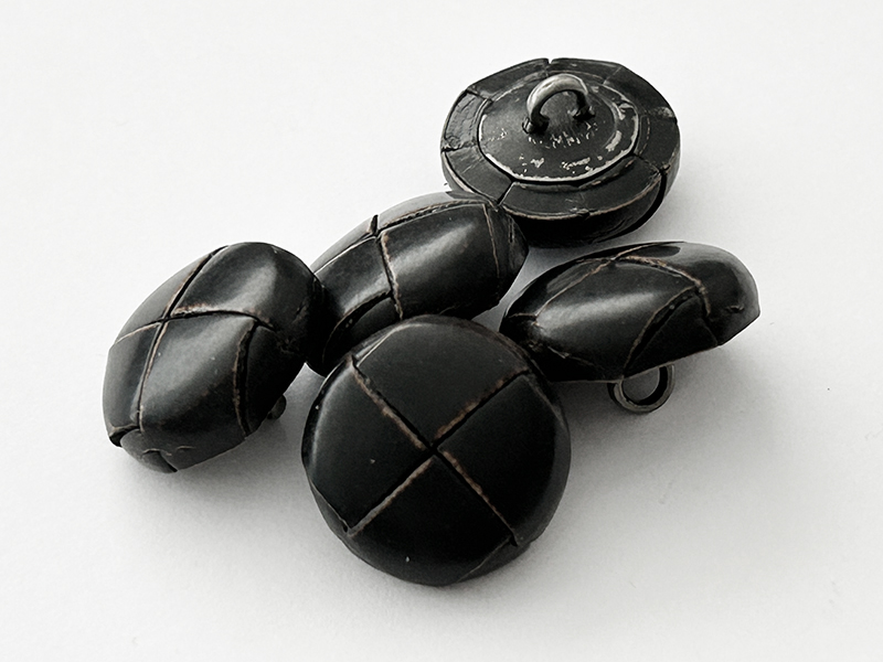 Schwarze Lederknöpfe im Vintage-Look, Used Style