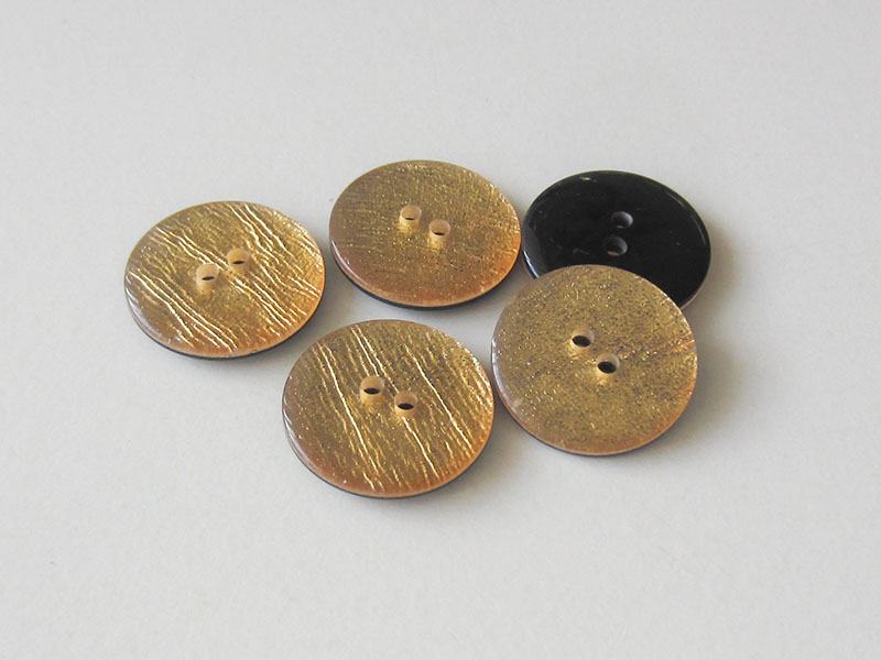 Goldfarbener Zweiloch Kunststoff Knopf in Blattgold Optik
