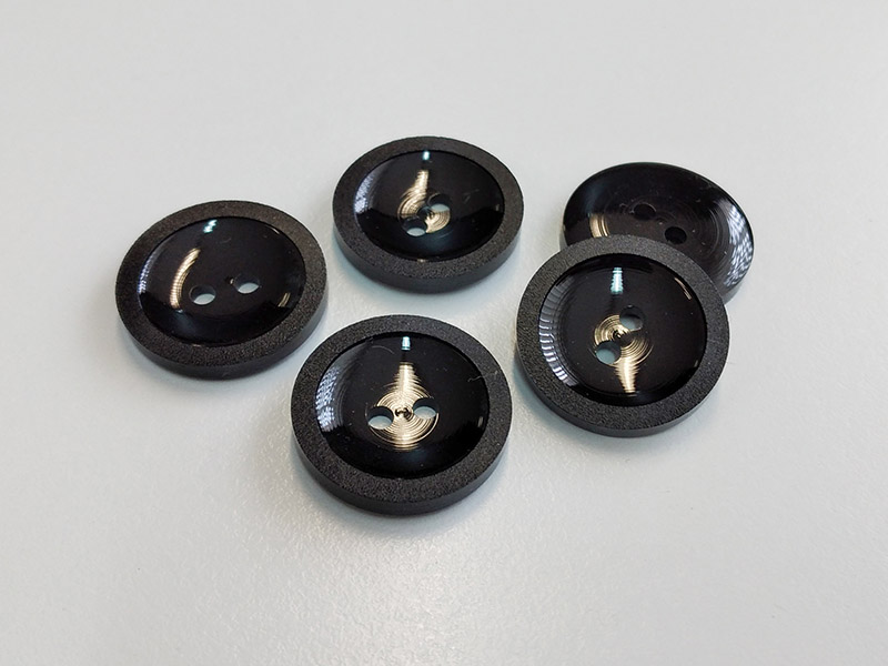 www.knopfparadies.de - 4598sc - Schwarze Kunststoffknöpfe mit vier Knopflöchern