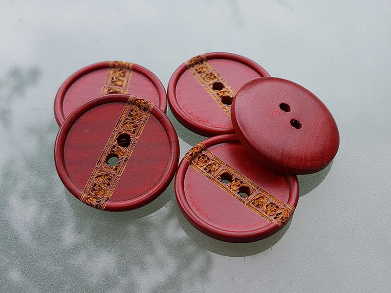 Roter Holz Knopf mit Zier Bordüre und zwei Knopflöchern