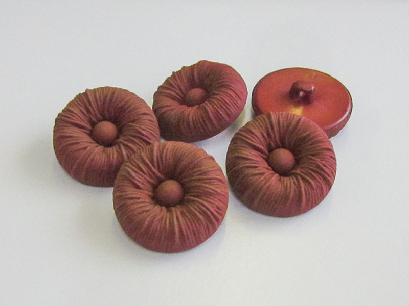 www.Knopfparadies.de - 0870rb - Rot-braune Nostalgieknöpfe aus Kunststoff in Stoff-Optik