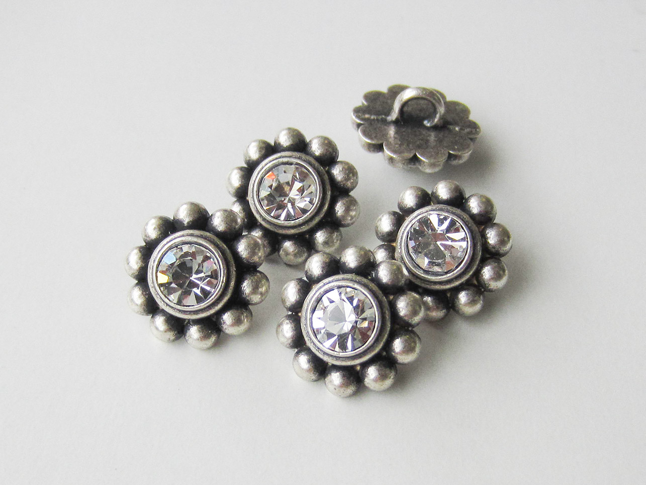 Kleiner altsilberfb. Metall Knopf mit Glitzer Stein