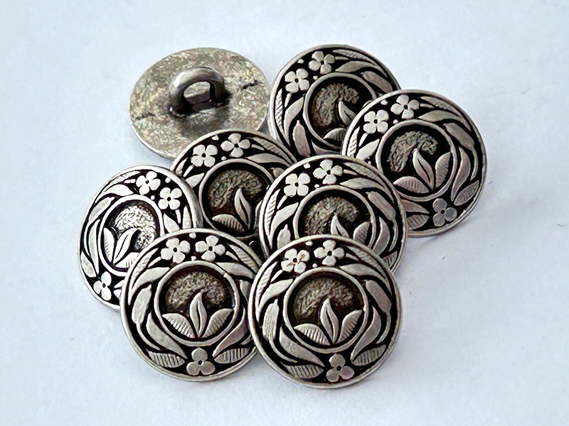 Jugendstil Metallknopf mit Blumenmotiv in Altsilber