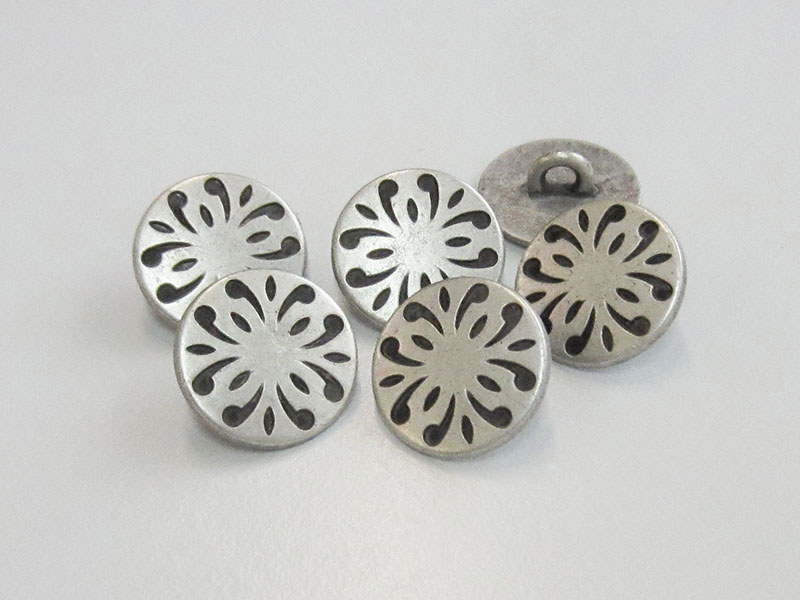 Kleiner silberfb. Metallknopf