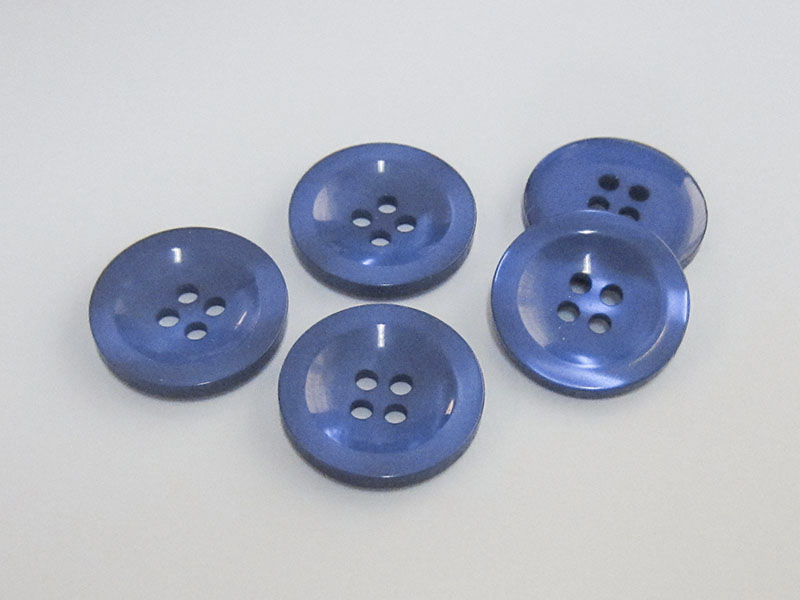 www.knopfparadies.de - 3610db - Blau schimmernde Kunststoffknöpfe mit vier Löchern