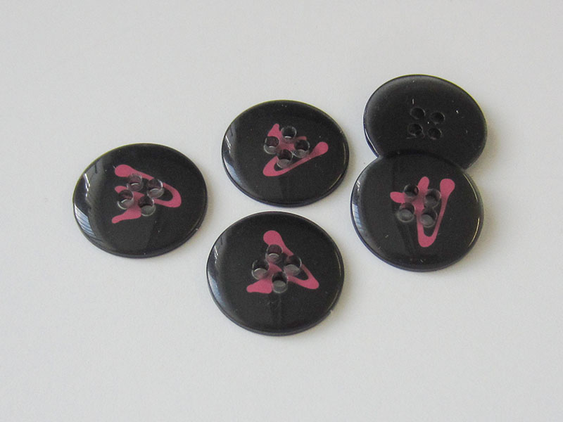 www.Knopfparadies.de - 1557ps - Freche schwarz pinke Knöpfe mit orginellem Muster