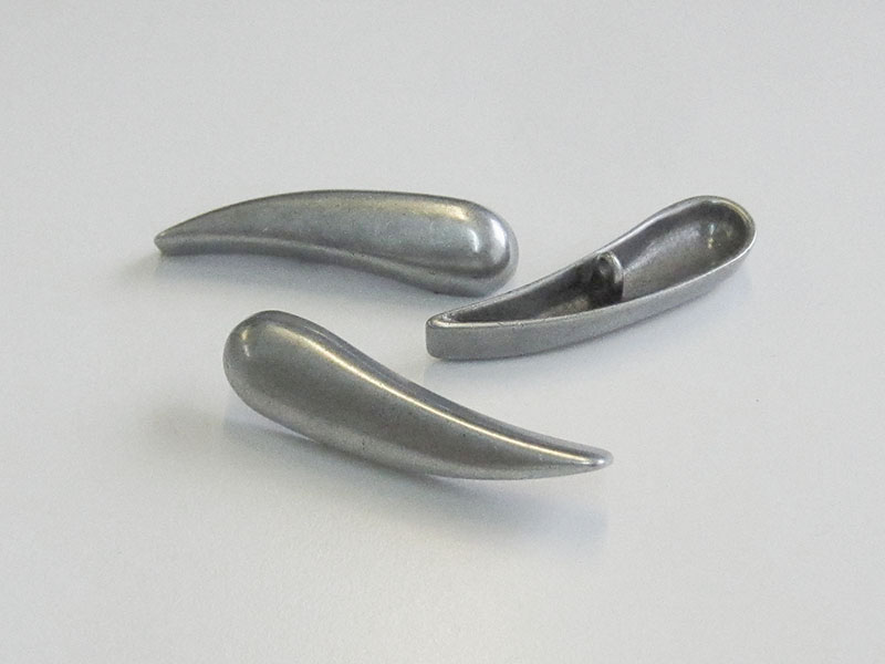 www.Knopfparadies.de - 0888st - Große nierenförmige Metallknöpfe in Altsilber als Knebelknöpfe