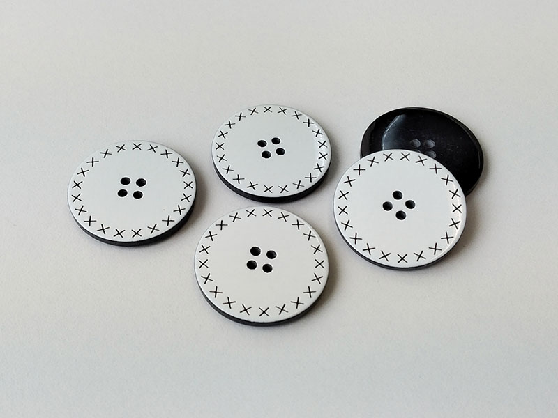 www.knopfparadies.de - 5369we - Weiß-schwarze Kunststoffknöpfe mit vier Löchern