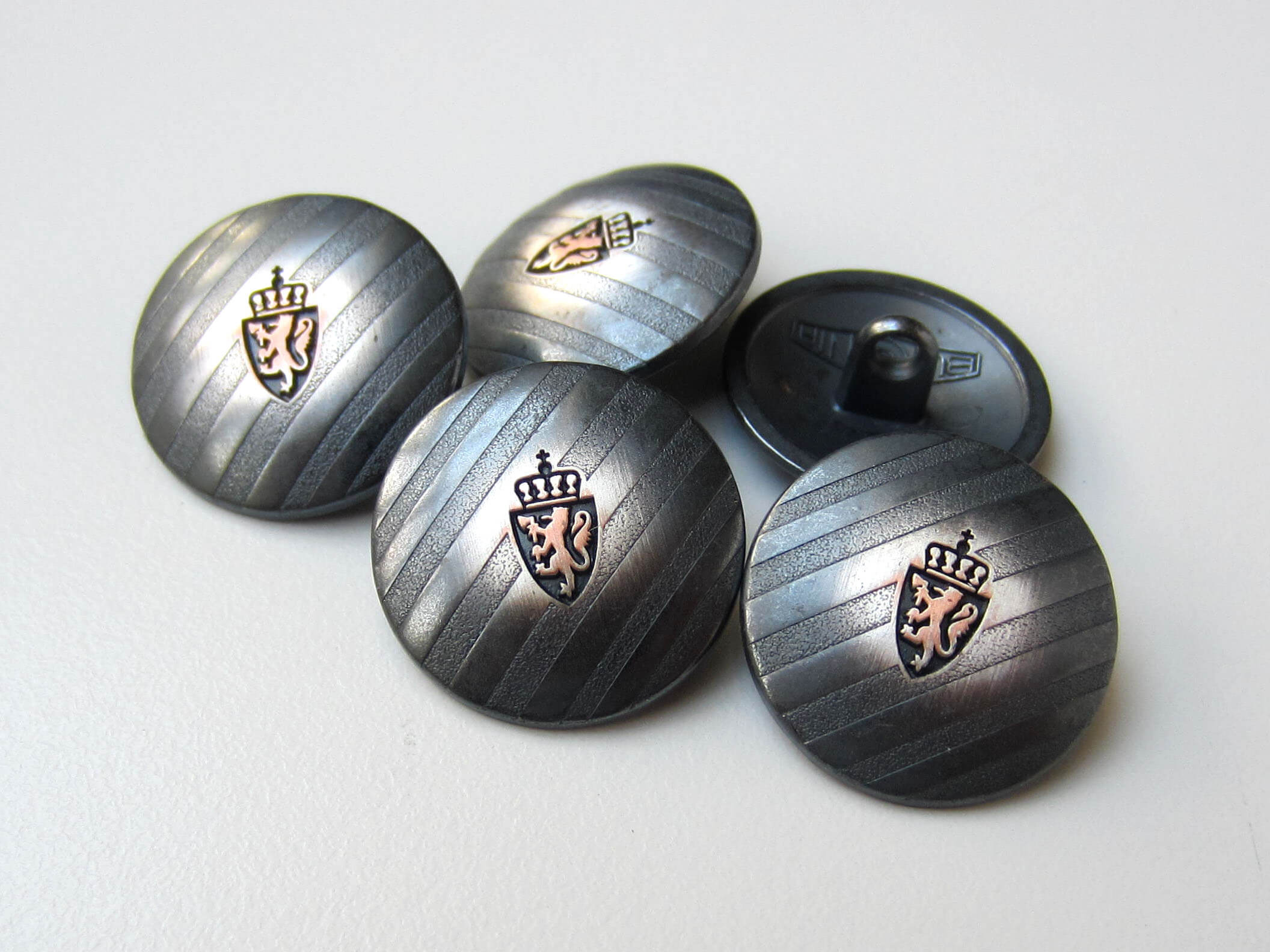 Metall Knopf mit Wappen, Löwe & Krone / B-WARE