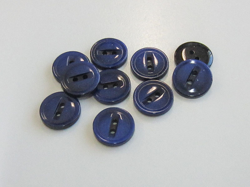 Faszinierender kobalt blau irisierender Blusen Knopf