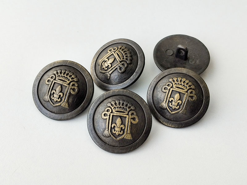 Edle messingfarbene Metall Ösen Knöpfe mit Lilienmotiv