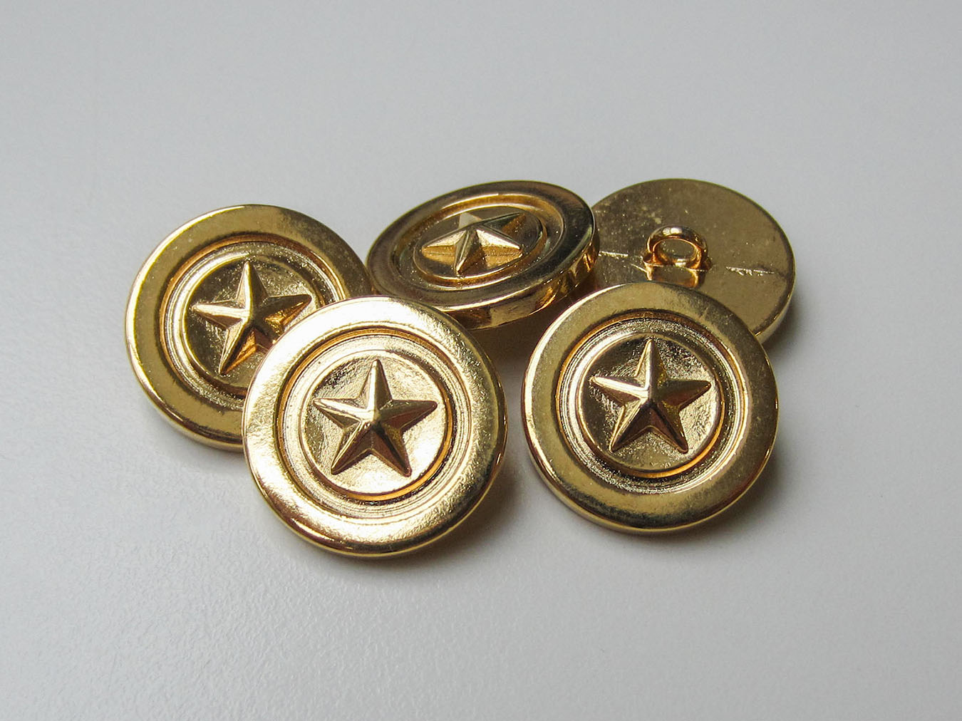 Glänzend goldfb. Metall Ösen Knopf mit Stern
