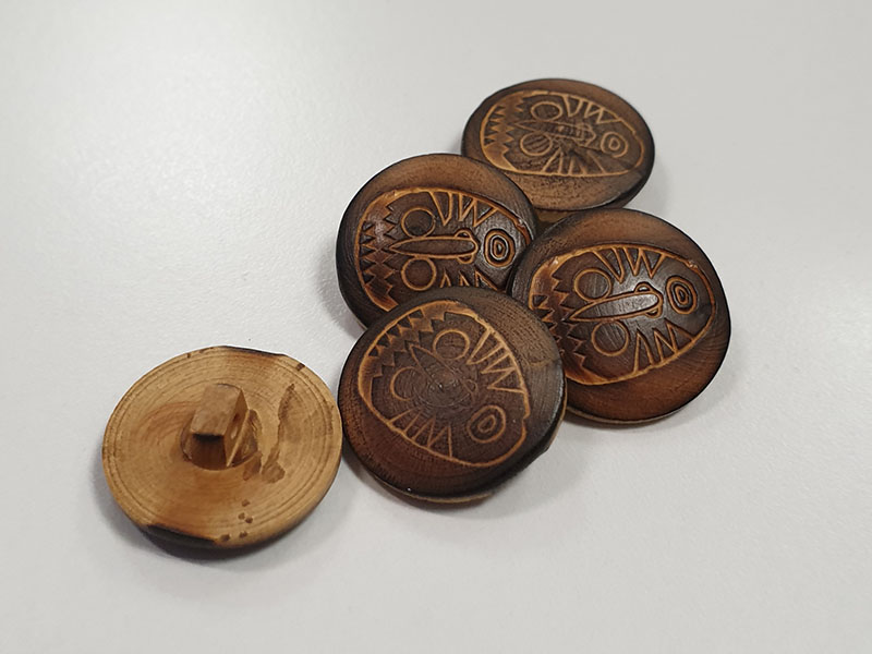 www.knopfparadies,de - 2148br - Ausgefallene Holzknöpfe mit Ethno Motiv