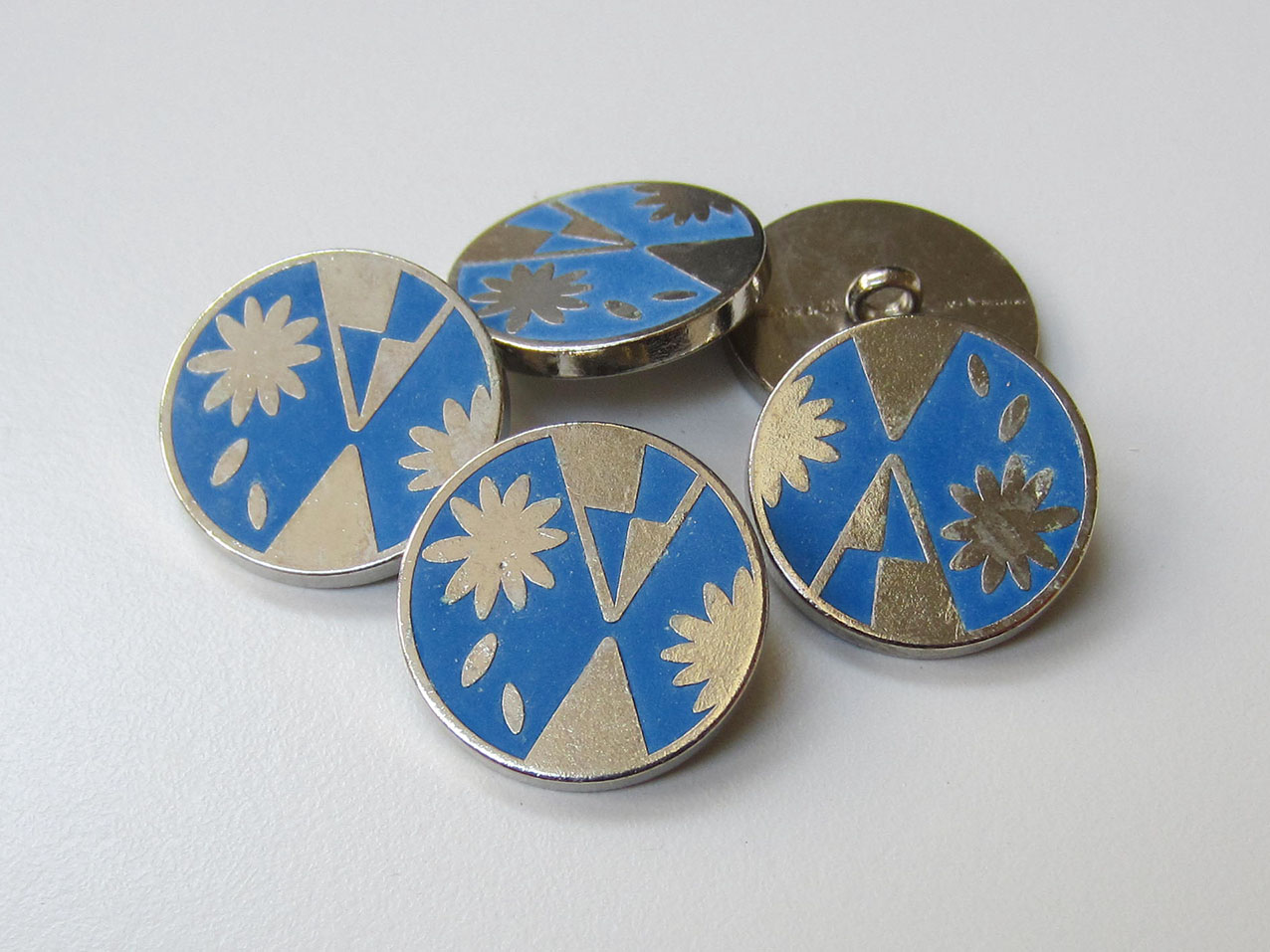 Metall Knopf mit graphischem Blumen Muster / B-WARE