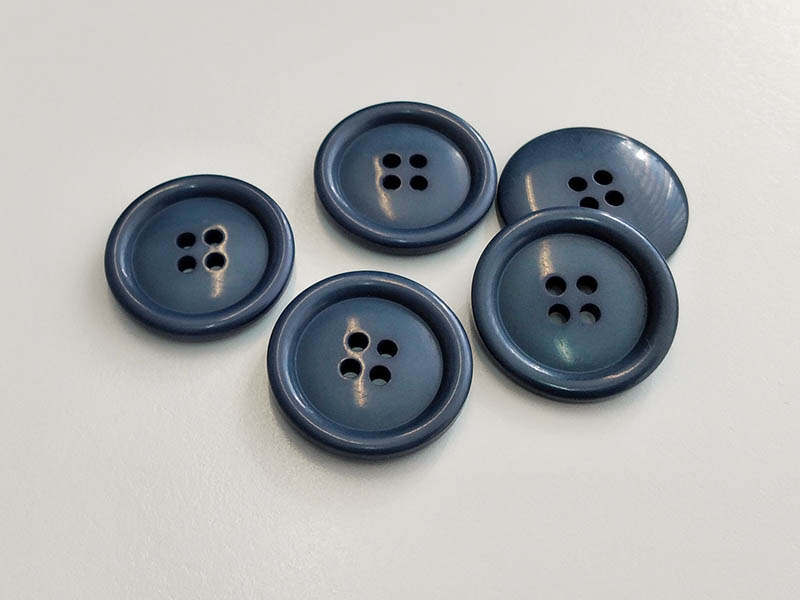 www.knopfparadies.de - 6488db - Dunkelblaue Mantelknöpfe mit vier Löchern und gewölbtem Rand